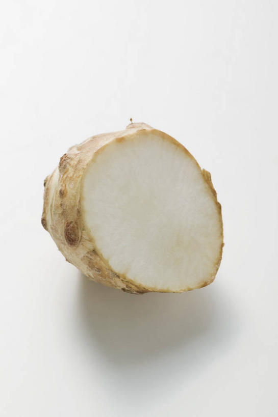 无人,竖图,俯视,室内,特写,白天,白色背景,餐桌,桌子,姜,切开,阴影,反射,影子,半个,白色,切,一半,摄影,影棚,餐台,止咳,剖面,切面,止痛,解毒,发汗,温肺,温胃,行气,止呕,百辣云,生姜,老姜,彩图,高角度拍摄,影棚拍摄,拍摄,散寒