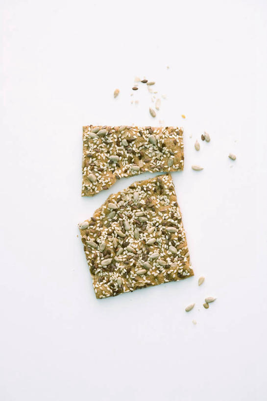 点心,无人,竖图,俯视,室内,特写,白天,白色背景,餐桌,桌子,一块,阴影,破碎,反射,影子,食品,食物,饼干,零食,摄影,影棚,餐台,破裂,摧毁,彩图,高角度拍摄,影棚拍摄,拍摄