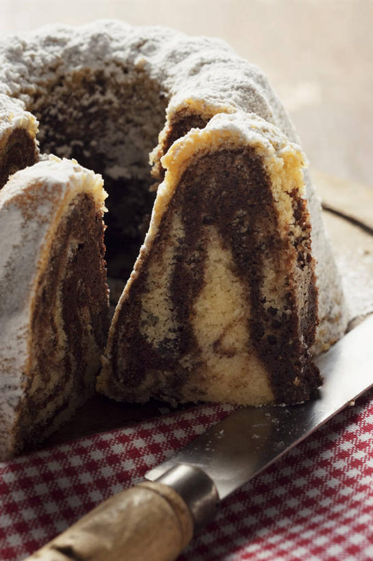 点心,无人,竖图,俯视,室内,特写,白天,下午茶,餐桌,桌子,餐具,一把,切开,阴影,反射,布料,工具,影子,食品,刀具,布纹,桌布,食物,糕点,餐巾,台布,刀,切,餐台,餐刀,剖面,切面,大理石蛋糕,彩图,高角度拍摄,蛋糕