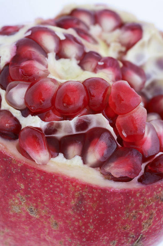 无人,竖图,俯视,室内,特写,白天,餐桌,桌子,石榴,水果,阴影,朦胧,模糊,新鲜,反射,影子,生食,食品,果实,食物,一个,红色,有机食品,绿色食品,单个,餐台,涂林,若榴,金罂,金庞,丹若,安石榴,彩图,高角度拍摄