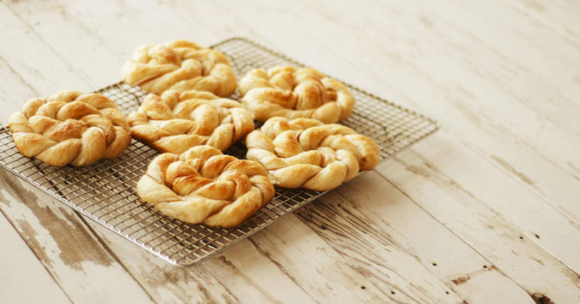 点心,面包,无人,横图,俯视,室内,特写,白天,桌面,桌子,阴影,反射,木制,影子,食品,面点,架子,食物,糕点,木制品,冷却架,彩图,高角度拍摄