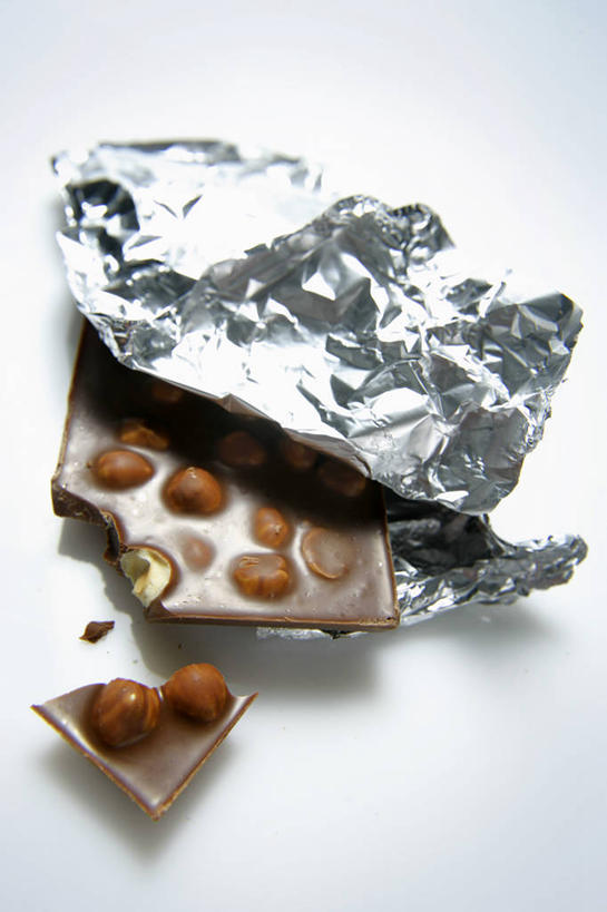 无人,竖图,俯视,室内,特写,白天,桌面,桌子,阴影,反射,木制,包装,包装纸,铝箔纸,锡箔纸,影子,纸,食品,糖,糖果,甜点,甜品,纸张,食物,木制品,甜食,巧克力,摄影,影棚,朱古力,黑巧克力,包装材料,锡箔,铝箔,彩图,高角度拍摄,影棚拍摄,拍摄