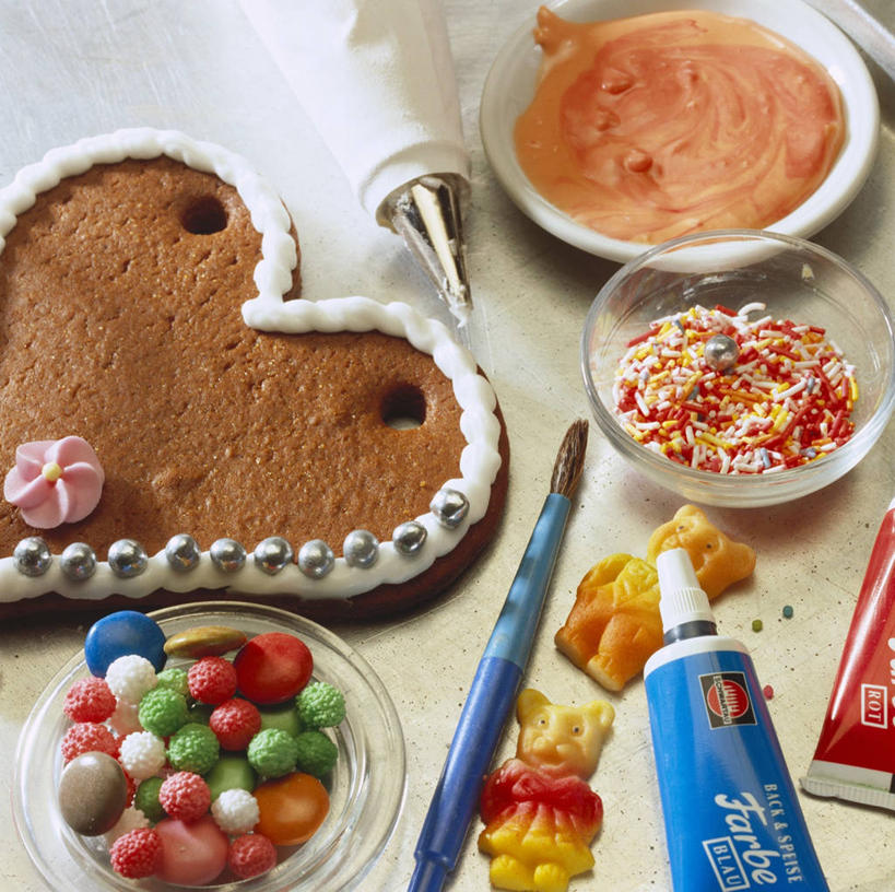 点心,无人,横图,俯视,室内,特写,白天,白色背景,爱情,餐桌,桌子,餐具,袋子,圣诞节,许多,制作,阴影,节日,爱心,庆祝,装饰,透明,反射,裱花袋,碟子,盘,影子,食品,甜点,浪漫,文化,加工,塑料袋,食物,糕点,盘子,碟,饼干,甜食,零食,庆典,温暖,温馨,心形,恩爱,摄影,影棚,餐台,纪念,和睦,姜饼,裱花枪,裱花,通明,德式姜饼,心型,彩图,高角度拍摄,影棚拍摄,拍摄,融洽