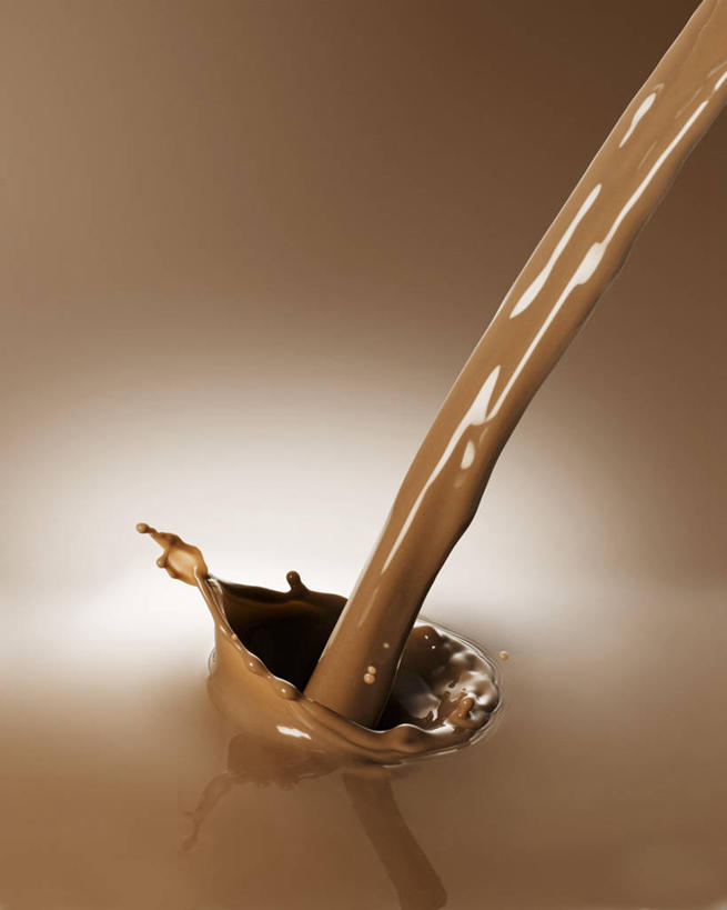 无人,竖图,俯视,室内,特写,白天,水,阴影,飞溅,棕色背景,溅,反射,液体,影子,水滴,棕色,水珠,热巧克力,摄影,影棚,喷洒,热可可,美禄,热朱古力,彩图,高角度拍摄,影棚拍摄,拍摄