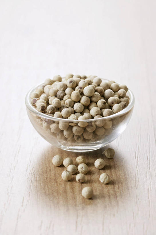 无人,竖图,俯视,室内,特写,白天,白色背景,桌面,桌子,玻璃,一堆,许多,阴影,堆叠,堆积,反射,木制,影子,调料,调味,香料,佐料,调味品,调味料,玻璃制品,一个,木制品,容器,碗,摄影,影棚,单个,储藏,堆,白胡椒,配料,储存,作料,胡椒,彩图,高角度拍摄,影棚拍摄,拍摄,贮存