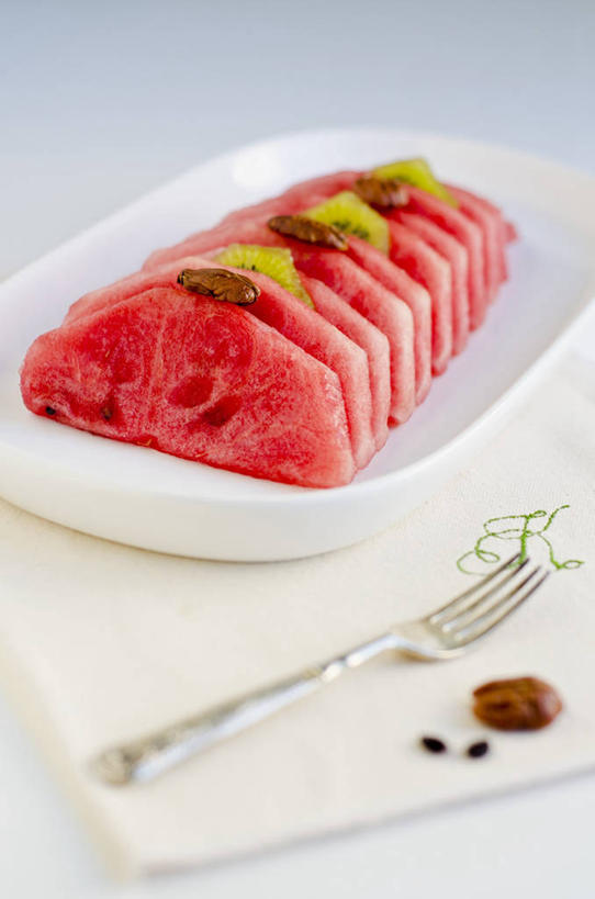 无人,竖图,俯视,室内,特写,白天,白色背景,桌面,桌子,猕猴桃,西瓜,餐具,水果,阴影,新鲜,反射,木制,叉子,碟子,盘,影子,生食,沙拉,食品,果实,色拉,沙律,水果沙拉,食物,盘子,餐巾,木制品,碟,摄影,有机食品,绿色食品,影棚,色拉酱,千岛酱,餐叉,保洁方巾,口布,进餐用具,奇异果,猕猴梨,寒瓜,彩图,高角度拍摄,影棚拍摄,拍摄