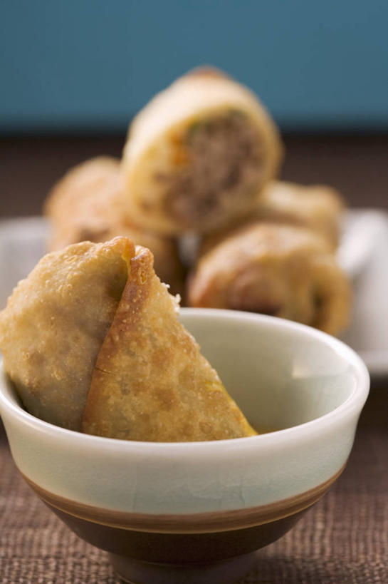 点心,无人,竖图,俯视,室内,特写,白天,餐桌,桌子,一堆,阴影,堆叠,堆积,朦胧,模糊,反射,影子,陶瓷,油炸,料理,食品,面点,陶瓷制品,春卷,美食,食物,一个,容器,碗,中式,单个,餐台,储藏,堆,储存,薄饼,春饼,彩图,高角度拍摄,贮存