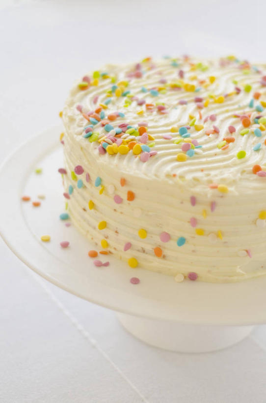 点心,无人,竖图,俯视,室内,特写,白天,白色背景,下午茶,桌面,桌子,菠萝,餐具,水果,阴影,新鲜,装饰,反射,木制,碟子,盘,影子,生食,食品,果实,食物,糕点,一个,盘子,木制品,碟,巧克力,摄影,有机食品,绿色食品,影棚,单个,朱古力,华丽,修饰,点缀,衬托,美观,雅致,雅观,七彩米,七彩糖针,巧克力针,朱古力针,凤梨,彩图,高角度拍摄,影棚拍摄,拍摄,蛋糕