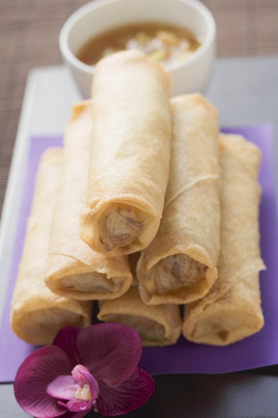 点心,无人,竖图,俯视,室内,特写,白天,餐桌,桌子,一堆,许多,阴影,堆叠,堆积,朦胧,模糊,装饰,盛开,反射,布料,影子,料理,食品,面点,花蕾,布纹,春卷,美食,桌布,花,花瓣,花朵,鲜花,食物,一朵,蓝色,餐巾,台布,花苞,花蕊,中式,摄影,影棚,餐台,堆,华丽,修饰,点缀,薄饼,衬托,美观,雅致,雅观,春饼,彩图,高角度拍摄,影棚拍摄,拍摄