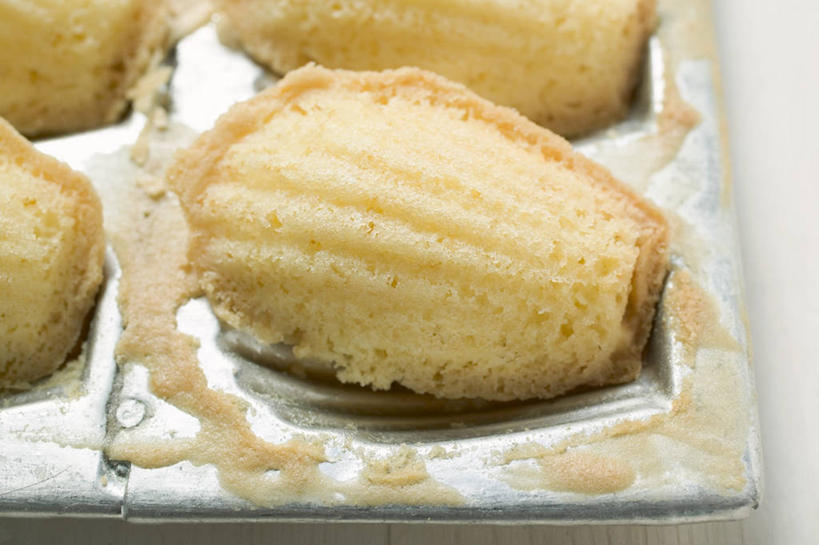 点心,无人,横图,俯视,室内,特写,白天,白色背景,下午茶,餐桌,桌子,餐具,金属制品,阴影,反射,金属,碟子,盘,影子,食品,食物,糕点,黄色,盘子,碟,四个,摄影,肮脏,影棚,餐台,溢出,邋遢,龌龊,污秽,彩图,高角度拍摄,影棚拍摄,拍摄,蛋糕