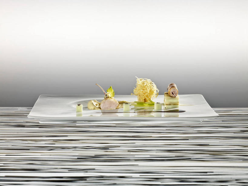 无人,横图,俯视,室内,特写,白天,烹饪,西餐,桌面,桌子,芹菜,蔬菜,餐具,阴影,新鲜,反射,碟子,盘,影子,大理石,肉,料理,食品,菜肴,美食,肉类,食物,盘子,碟,西式,佳肴,有机食品,绿色食品,影棚,肉食,兔肉,根芹菜,根洋芹,球根塘蒿,大理石制品,药芹,水芹,旱芹,彩图,高角度拍摄