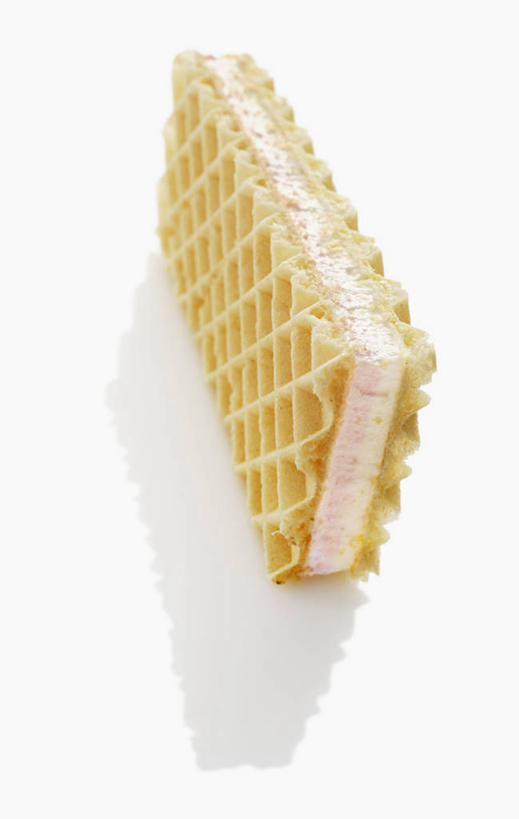 点心,无人,竖图,俯视,室内,特写,白天,白色背景,一块,阴影,反射,影子,食品,甜点,甜品,食物,糕点,甜食,奶油,摄影,影棚,乳制品,威化,华夫饼,激凌,克林姆,淇淋,威化饼,维夫饼,彩图,高角度拍摄,影棚拍摄,拍摄