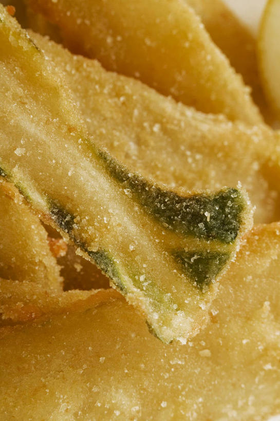 无人,竖图,俯视,室内,特写,白天,烹饪,西餐,阴影,朦胧,模糊,反射,影子,油炸,料理,食品,菜肴,美食,食物,西式,佳肴,牛皮菜,厚皮菜,厚合菜,莙达菜,莙荙菜,根达菜,恭菜,观达菜,彩图,高角度拍摄