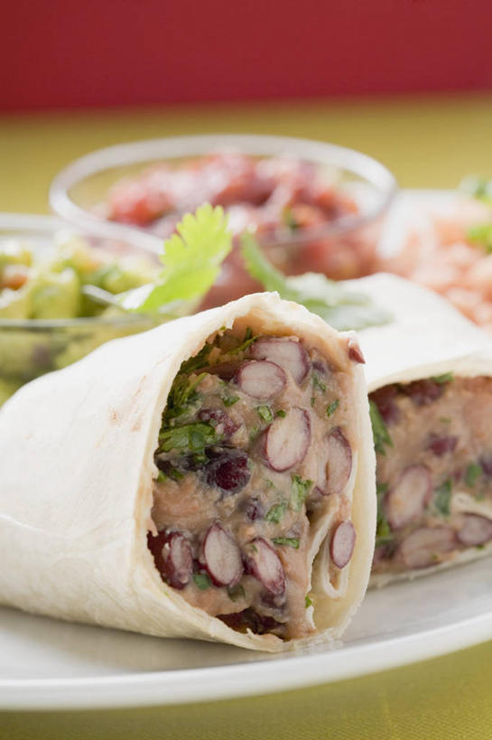 无人,竖图,俯视,室内,特写,白天,烹饪,西餐,玉米,植物,餐桌,桌子,豆,蔬菜,切开,阴影,朦胧,模糊,新鲜,反射,棒子,影子,豆类,豆子,玉蜀黍,料理,食品,菜肴,美食,食物,快餐,切,西式,佳肴,有机食品,绿色食品,餐台,苞米,苞芦,剖面,鸡肉卷,西式快餐,切面,豆科,苞谷,墨西哥鸡肉卷,包谷,大蜀黍,番麦,薏米包,玉高粱,玉麦,珍珠米,彩图,高角度拍摄