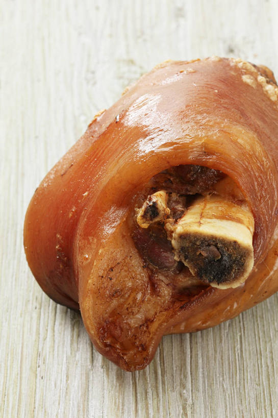 无人,竖图,俯视,室内,特写,白天,餐桌,桌子,阴影,反射,木制,影子,肉,猪肉,猪手,猪蹄,猪爪,肉类,一个,木制品,单个,餐台,肉食,豚肉,猪脚,彩图,高角度拍摄