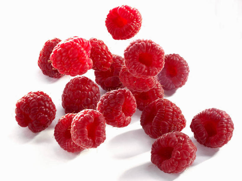 无人,横图,俯视,室内,特写,白天,白色背景,桌面,桌子,浆果,水果,许多,阴影,新鲜,反射,木制,影子,桑葚,生食,食品,果实,很多,食物,红色,木制品,覆盆子,摄影,有机食品,绿色食品,影棚,下降,降落,降低,下跌,下落,彩图,高角度拍摄,影棚拍摄,拍摄