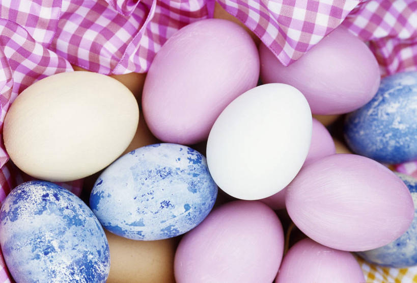 无人,横图,俯视,室内,特写,白天,桌面,桌子,纺织品,复活节,一堆,许多,阴影,堆叠,堆积,节日,庆祝,反射,木制,布,影子,蛋,鸡蛋,织物,很多,文化,木制品,庆典,纪念,堆,布匹,彩蛋,复活节彩蛋,卵,卡其布,彩图,高角度拍摄