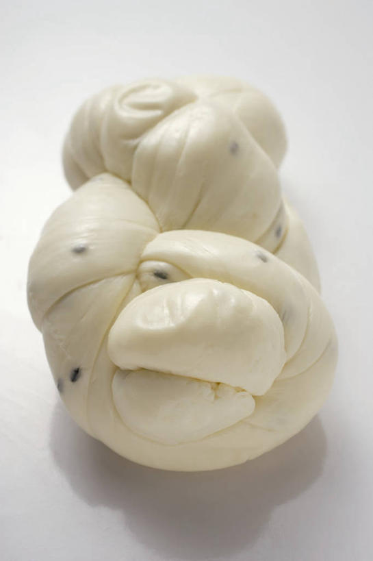 奶酪,无人,竖图,俯视,室内,特写,白天,白色背景,餐桌,桌子,阴影,反射,影子,干酪,起司,芝士,营养,白色,乳酪,摄影,影棚,餐台,乳制品,发酵,彩图,高角度拍摄,影棚拍摄,拍摄