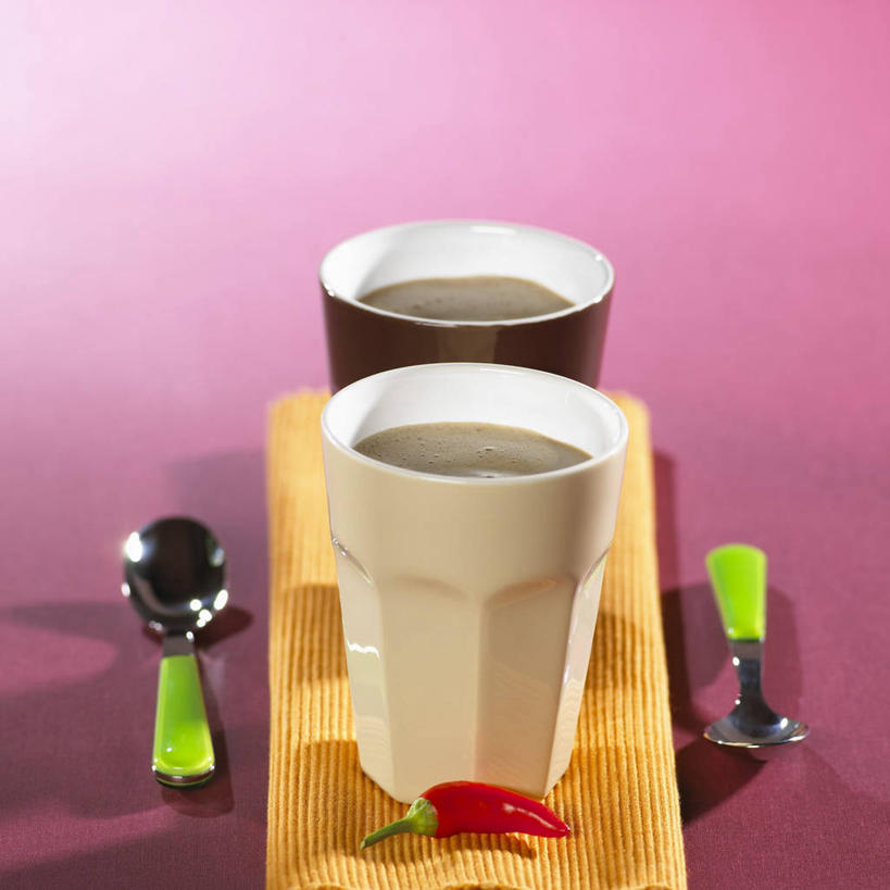 无人,方图,俯视,室内,特写,白天,餐桌,桌子,杯子,餐具,阴影,粉色背景,反射,碟子,盘,影子,勺子,两杯,玻璃制品,两个,黄色,盘子,水杯,调羹,碟,汤匙,热巧克力,摄影,影棚,餐台,热可可,美禄,热朱古力,玻璃杯,彩图,高角度拍摄,影棚拍摄,拍摄