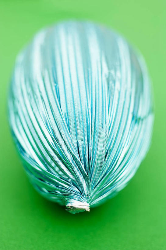 无人,竖图,俯视,室内,特写,白天,餐桌,桌子,复活节,绿色背景,阴影,节日,庆祝,反射,包装,包装纸,铝箔纸,锡箔纸,影子,纸,蛋,纸张,文化,一个,庆典,摄影,影棚,单个,餐台,纪念,包装材料,彩蛋,锡箔,复活节彩蛋,铝箔,彩图,高角度拍摄,影棚拍摄,拍摄