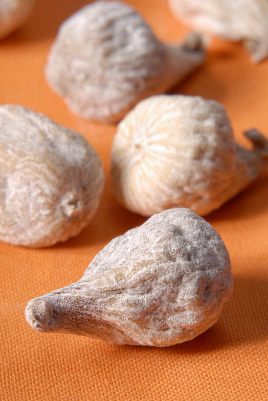 无人,竖图,俯视,室内,特写,白天,无花果,水果,五个,许多,橙色背景,阴影,朦胧,模糊,新鲜,反射,影子,生食,食品,果实,食物,白色,摄影,有机食品,绿色食品,影棚,映日果,树地瓜,奶浆果,蜜果,彩图,高角度拍摄,影棚拍摄,拍摄