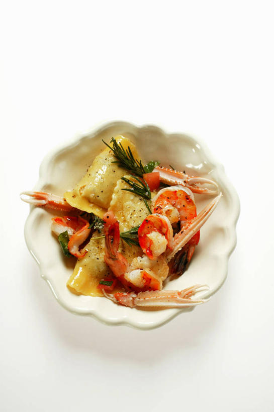 面食,面条,意大利面,无人,竖图,俯视,室内,特写,白天,白色背景,西餐,阴影,反射,影子,陶瓷,面,料理,食品,陶瓷制品,食物,一个,容器,碗,西式,摄影,影棚,单个,储藏,迷迭香,储存,意大利馄饨,海洋之露,彩图,高角度拍摄,影棚拍摄,拍摄,贮存