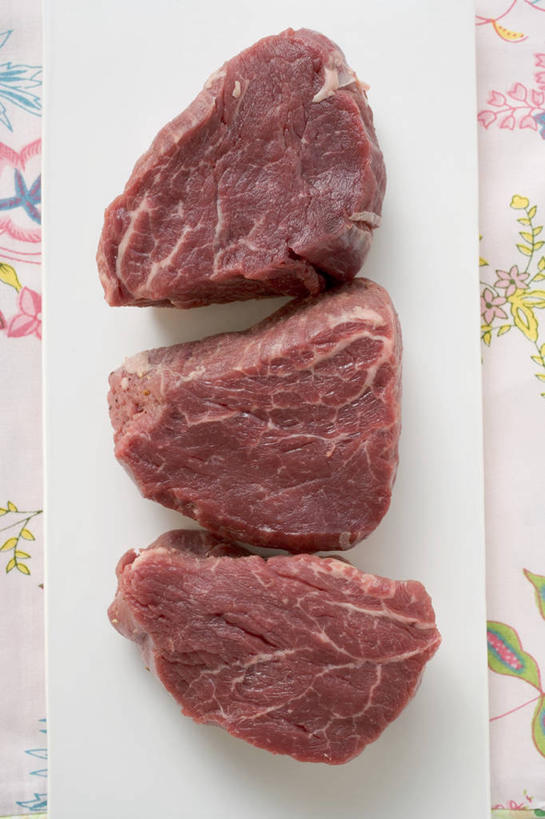 无人,竖图,俯视,室内,特写,白天,烹饪,西餐,桌面,桌子,餐具,三块,一排,阴影,整齐,反射,纹路,木制,布料,碟子,盘,纹理,影子,肉,牛排,牛肉,料理,食品,布纹,菜肴,美食,肉类,桌布,食物,排列,一个,盘子,餐巾,木制品,碟,台布,西式,佳肴,单个,队列,肉食,肌理,菲力牛排,牛里脊肉,彩图,高角度拍摄