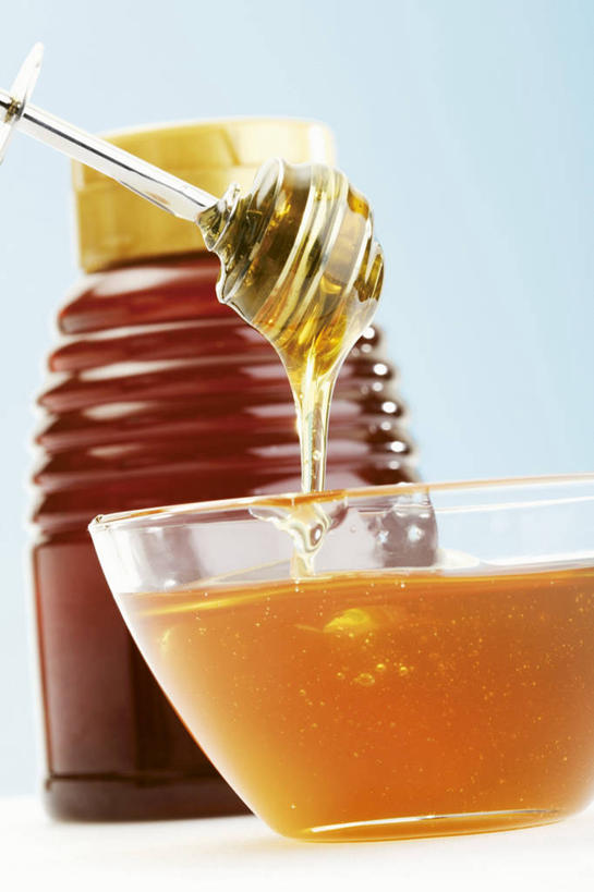 蜂蜜,无人,竖图,室内,特写,白天,仰视,餐桌,桌子,阴影,反射,罐子,影子,玻璃制品,三个,玻璃瓶,瓶子,容器,碗,搅拌棒,餐台,储藏,储存,花蜜,止痛,解毒,搅蜜棒,蜂蜜棒,冬酿,石蜜,彩图,低角度拍摄,贮存