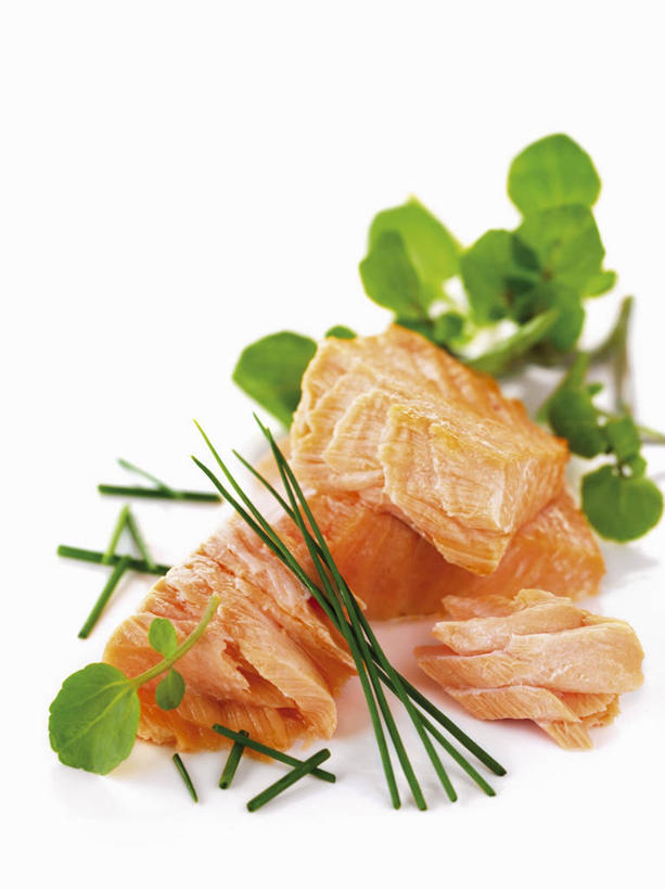 三文鱼,无人,竖图,俯视,室内,特写,白天,白色背景,餐桌,桌子,鲑鱼,蔬菜,叶子,切开,阴影,新鲜,反射,影子,葱,青葱,肉,鱼肉,食品,绿叶,肉类,食物,切,嫩叶,摄影,有机食品,绿色食品,影棚,餐台,大马哈鱼,剖面,肉食,切面,豆瓣菜,撒蒙鱼,萨门鱼,冰海之皇,鲑,马哈鱼,麻哈鱼,大麻哈鱼,水蔊菜,水田芥菜,水茼蒿,西洋菜,叶,叶片,彩图,高角度拍摄,影棚拍摄,拍摄