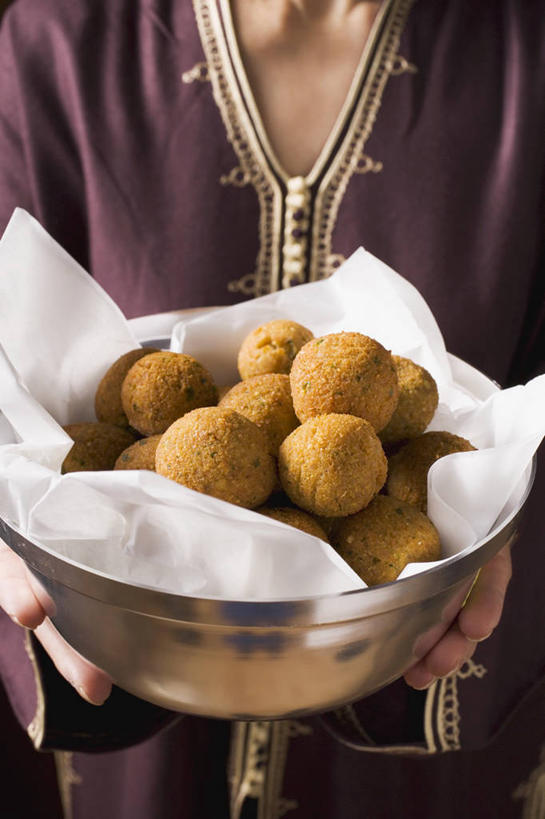 西方人,手,一个人,站,捧,竖图,俯视,室内,特写,白天,蔬菜,欧洲,非洲,黑人,欧洲人,双手,仅一个年轻女性,仅一个女性,仅一个人,一堆,许多,堆叠,堆积,服装,新鲜,陶瓷,豆类,食品,陶瓷制品,很多,休闲装,食物,衣服,容器,碗,站着,休闲,手部,休闲服,服饰,有机食品,绿色食品,储藏,堆,储存,鹰嘴豆,回鹘豆,桃豆,鸡豆,诺胡提,年轻女性,女人,女性,非洲人,端,端着,捧着,手捧,站立,半身,彩图,高角度拍摄,贮存