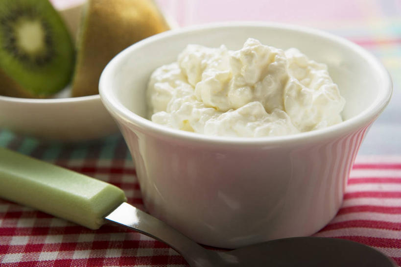 奶酪,无人,横图,俯视,室内,特写,白天,餐桌,桌子,猕猴桃,水果,一堆,切开,阴影,堆叠,堆积,朦胧,模糊,新鲜,反射,影子,勺子,陶瓷,生食,干酪,起司,食品,果实,陶瓷制品,芝士,营养,食物,三个,绿色,白色,容器,调羹,汤匙,碗,切,乳酪,有机食品,绿色食品,餐台,储藏,堆,乳制品,储存,发酵,剖面,切面,衣鱼,奇异果,猕猴梨,彩图,高角度拍摄,贮存