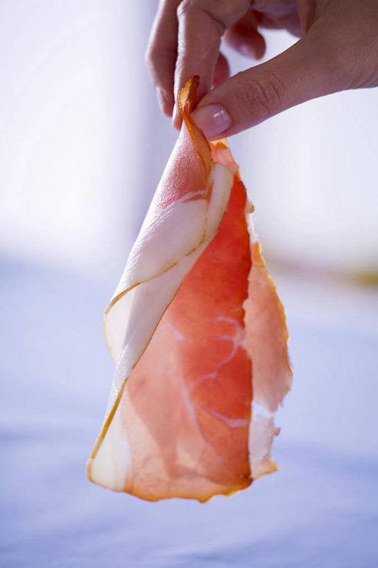 西方人,手,一个人,捏,竖图,室内,特写,白天,正面,欧洲,欧洲人,仅一个年轻女性,仅一个女性,仅一个人,一片,阴影,朦胧,模糊,反射,影子,肉,捏着,火腿,猪肉,肉类,腌制,手部,单手,肉食,豚肉,熏制,火肉,兰熏,猪腿,年轻女性,女人,女性,白种人,半身,彩图