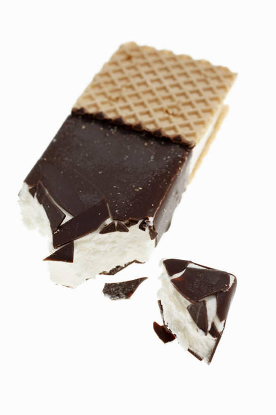 无人,竖图,俯视,室内,特写,白天,白色背景,餐桌,桌子,阴影,反射,影子,食品,糖,糖果,冰激凌,甜点,甜品,清凉,食物,甜食,冷饮,巧克力,舒服,冰淇淋,摄影,影棚,餐台,朱古力,黑巧克力,解暑,解渴,雪糕,舒爽,冰糕,消暑,彩图,高角度拍摄,影棚拍摄,拍摄