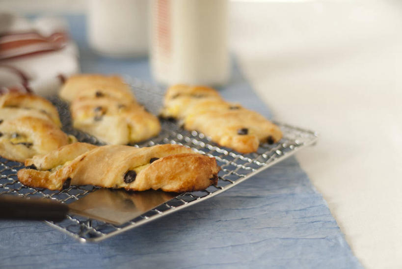 点心,面包,无人,横图,俯视,室内,特写,白天,烘焙,桌面,桌子,杯子,金属制品,阴影,朦胧,模糊,反射,金属,木制,铲子,影子,食品,面点,架子,食物,糕点,木制品,纸制品,纸杯,一次性杯子,冷却,冷却架,彩图,高角度拍摄