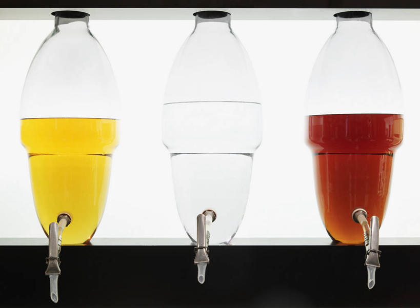 无人,横图,室内,特写,白天,白色背景,正面,餐桌,桌子,阴影,反射,罐子,水龙头,影子,白兰地,酒类,开关,玻璃制品,酒,饮料,三个,黄色,红色,玻璃瓶,瓶子,打开,杜松子酒,摄影,影棚,餐台,阀门,开启,金酒,蒸馏酒,烈酒,琴酒,水咀,彩图,影棚拍摄,拍摄