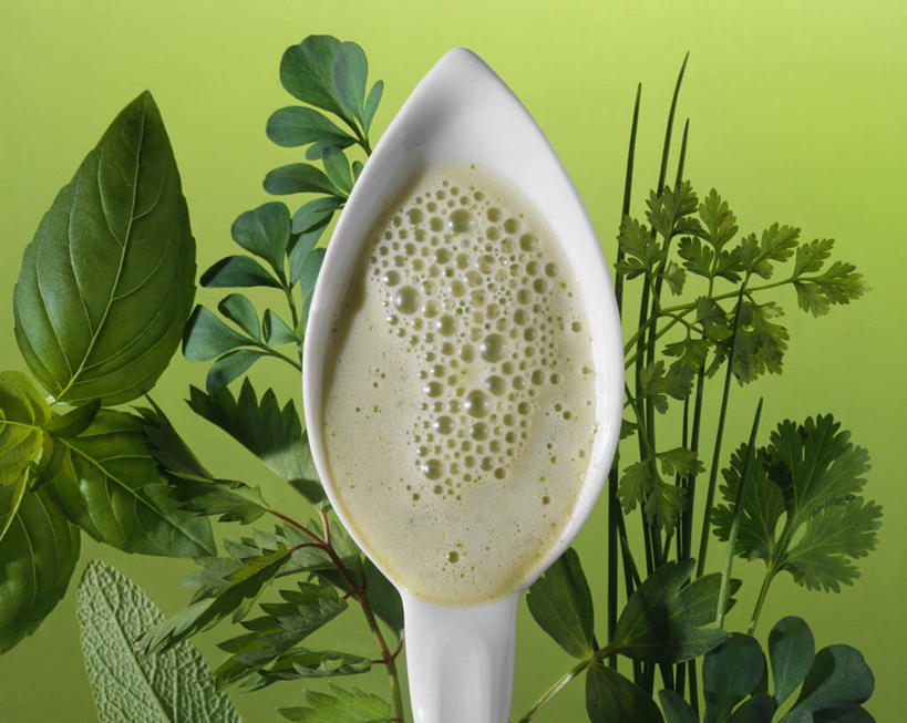 无人,横图,俯视,室内,特写,白天,烹饪,西餐,桌面,桌子,叶子,绿色背景,阴影,反射,木制,泡沫,影子,陶瓷,汤,料理,食品,绿叶,陶瓷制品,菜肴,美食,食物,一个,木制品,容器,碗,嫩叶,西式,摄影,佳肴,影棚,单个,储藏,储存,奶油汤,羹汤,叶,叶片,彩图,高角度拍摄,影棚拍摄,拍摄,贮存