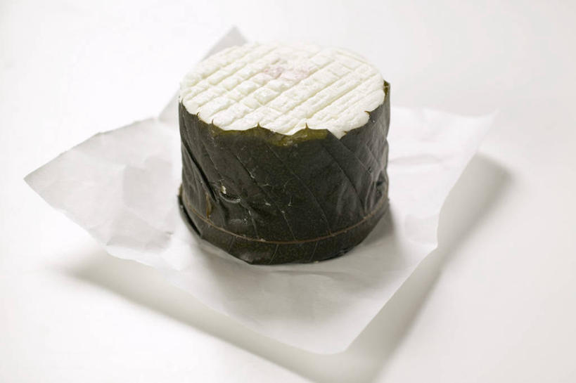 奶酪,无人,横图,俯视,室内,特写,白天,白色背景,桌面,桌子,一块,阴影,反射,木制,包装,包装纸,影子,纸,干酪,起司,纸张,芝士,营养,白色,木制品,乳酪,摄影,影棚,包装材料,乳制品,牛皮纸,发酵,山羊奶酪,彩图,高角度拍摄,影棚拍摄,拍摄