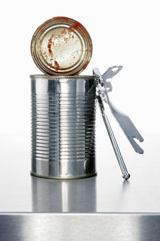 无人,竖图,俯视,室内,特写,白天,白色背景,餐桌,桌子,蔬菜,西红柿,阴影,新鲜,反射,工具,罐头,罐子,影子,食品,食物,两个,摄影,有机食品,绿色食品,影棚,餐台,开启,罐头食品,开罐器,罐头刀,番茄,彩图,高角度拍摄,影棚拍摄,拍摄