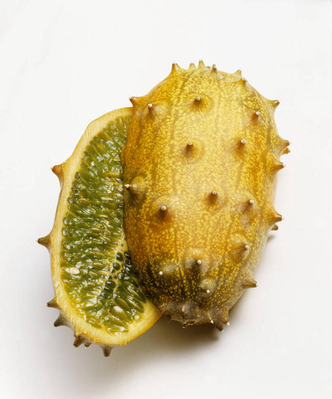 无人,竖图,俯视,室内,特写,白天,白色背景,餐桌,桌子,水果,切开,阴影,新鲜,反射,影子,生食,食品,果实,刺角瓜,非洲角瓜,食物,一个,黄色,绿色,切,摄影,有机食品,绿色食品,影棚,单个,餐台,剖面,切面,非洲黄瓜,非洲角黄瓜,彩图,高角度拍摄,影棚拍摄,拍摄