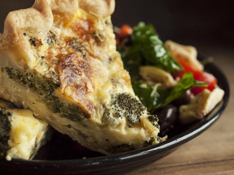 无人,横图,俯视,室内,特写,白天,桌面,桌子,蔬菜,一堆,阴影,堆叠,堆积,朦胧,模糊,新鲜,反射,木制,影子,陶瓷,花菜,花椰菜,西兰花,生食,蔬菜沙拉,沙拉,食品,陶瓷制品,色拉,沙律,食物,一个,木制品,容器,碗,有机食品,绿色食品,单个,色拉酱,储藏,堆,椰菜花,储存,千岛酱,蛋饼,甘蓝花,彩图,高角度拍摄,贮存