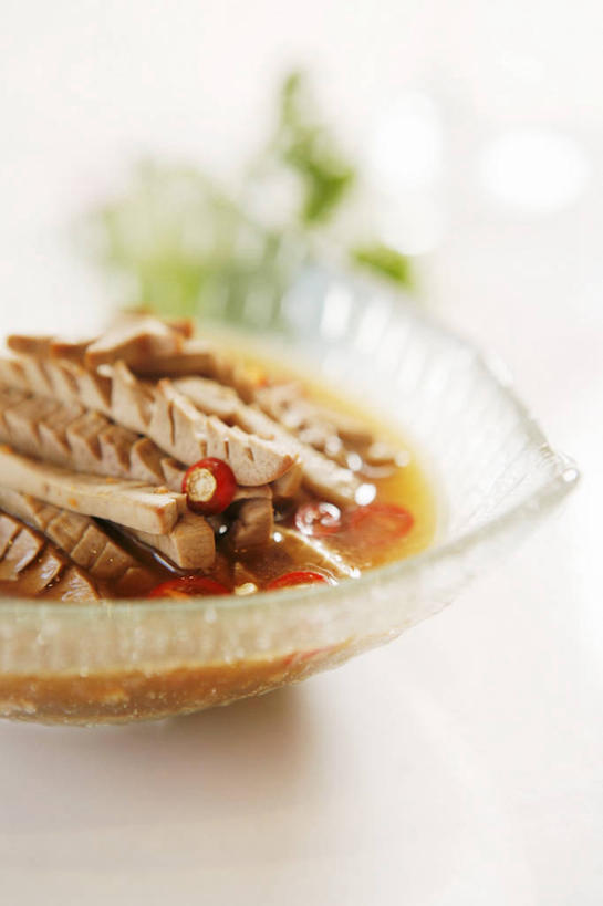 内脏,无人,竖图,俯视,室内,特写,白天,白色背景,烹饪,中餐,叶子,玻璃,阴影,朦胧,模糊,反射,影子,料理,食品,绿叶,猪肚,菜肴,美食,玻璃制品,食物,一个,容器,碗,中式,嫩叶,摄影,佳肴,影棚,单个,储藏,器官,储存,动物器官,香辣肚丝,叶,叶片,彩图,高角度拍摄,影棚拍摄,拍摄,贮存