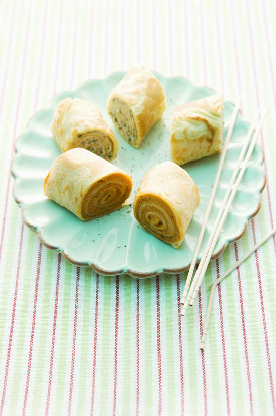 点心,无人,竖图,俯视,室内,特写,白天,下午茶,桌面,桌子,餐具,五个,许多,阴影,朦胧,模糊,反射,木制,碟子,盘,牙签,影子,食品,食物,糕点,盘子,木制品,碟,摄影,影棚,蛋糕卷,海绵蛋糕,瑞士卷,戚风蛋糕,剔牙棒,彩图,高角度拍摄,影棚拍摄,拍摄,蛋糕