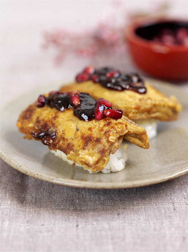 点心,面包,无人,竖图,俯视,室内,特写,白天,烹饪,餐桌,桌子,石榴,餐具,水果,阴影,朦胧,模糊,新鲜,反射,碟子,盘,影子,调料,酱料,酱汁,生食,佐料,日本料理,料理,食品,面点,果实,调味品,调味料,酱,菜肴,美食,食物,糕点,盘子,碟,日式料理,果酱,日式,摄影,佳肴,有机食品,绿色食品,影棚,餐台,石榴籽,鹅肝酱,果子酱,涂林,若榴,金罂,金庞,丹若,安石榴,彩图,高角度拍摄,影棚拍摄,拍摄