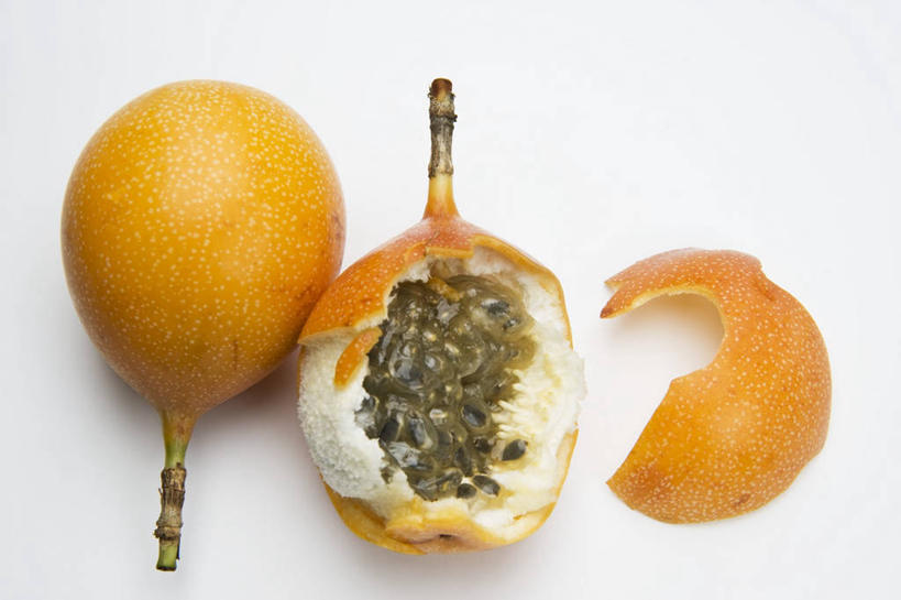 无人,横图,俯视,室内,特写,白天,白色背景,餐桌,桌子,水果,阴影,新鲜,反射,影子,生食,食品,果实,食物,两个,百香果,西番莲,摄影,有机食品,绿色食品,影棚,餐台,鸡蛋果,受难果,巴西果,彩图,高角度拍摄,影棚拍摄,拍摄