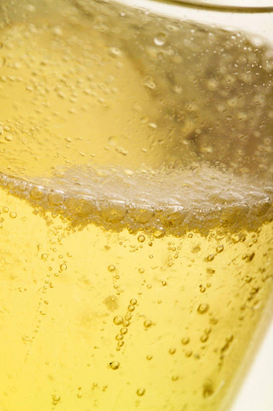 葡萄酒,无人,竖图,俯视,室内,特写,白天,白色背景,奢侈,快乐,杯子,阴影,反射,高脚杯,影子,浪漫,玻璃制品,酒,饮料,一个,黄色,酒杯,香槟,诱惑,摄影,影棚,单个,香槟杯,气泡酒,起泡酒,汽酒,玻璃杯,彩图,高角度拍摄,影棚拍摄,高兴,欢笑,拍摄