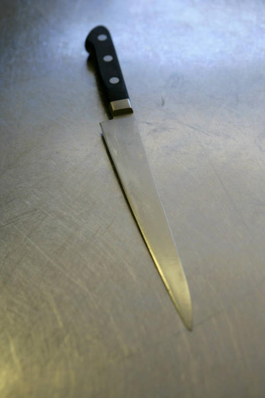 无人,竖图,俯视,室内,特写,白天,餐桌,桌子,静物,金属制品,一把,阴影,灰色背景,反射,金属,工具,影子,刀具,刀,摄影,影棚,餐台,菜刀,切菜刀,彩图,高角度拍摄,影棚拍摄,拍摄