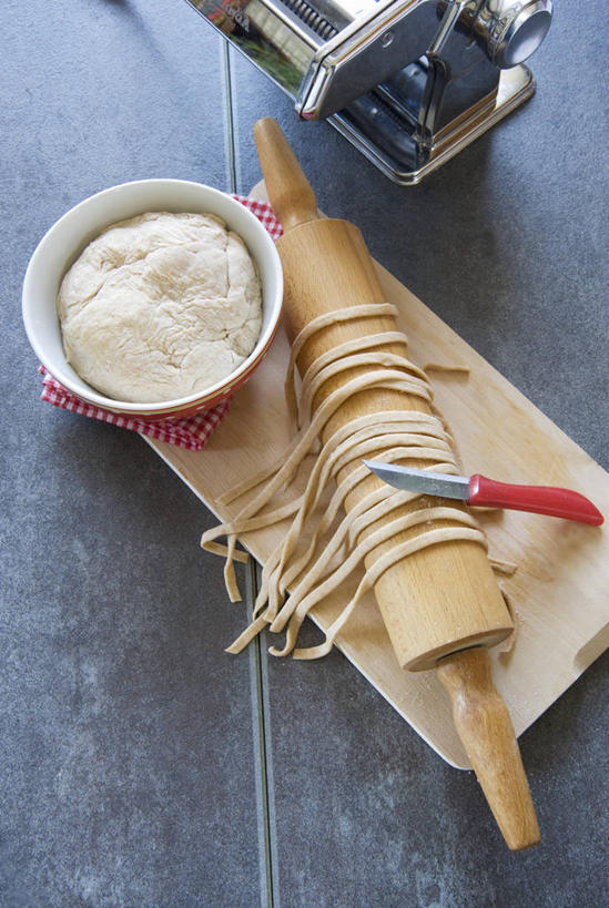 面食,面条,意大利面,无人,竖图,俯视,室内,特写,白天,西餐,桌面,桌子,切开,阴影,反射,木制,电器,粉末,擀面杖,工具,影子,陶瓷,面,面粉,料理,食品,案板,陶瓷制品,粮食,设备,砧板,食物,一个,木制品,容器,碗,切,粉,西式,单个,储藏,农产品,家电,家用电器,储存,原材料,粉状,面条机,彩图,高角度拍摄,贮存