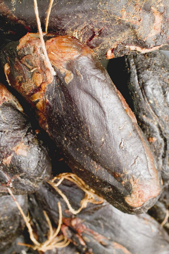 无人,竖图,俯视,室内,特写,白天,餐桌,桌子,阴影,反射,影子,肉,香肠,腊肠,肉类,摄影,影棚,餐台,肉食,鹿肉,彩图,高角度拍摄,影棚拍摄,拍摄