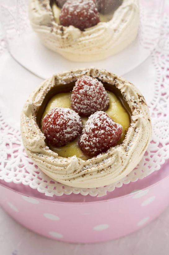 点心,无人,竖图,俯视,室内,特写,白天,白色背景,下午茶,餐桌,桌子,浆果,水果,阴影,新鲜,反射,影子,桑葚,调料,生食,食品,糖,果实,调味品,调味料,食物,糕点,红色,覆盆子,摄影,有机食品,绿色食品,影棚,餐台,彩图,高角度拍摄,影棚拍摄,拍摄,蛋糕