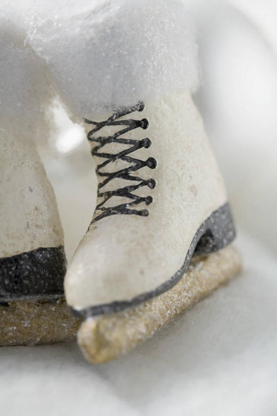 无人,竖图,俯视,室内,特写,白天,白色背景,滚轴溜冰,餐桌,桌子,静物,一双,阴影,反射,影子,旱冰鞋,溜冰鞋,轮滑鞋,摄影,影棚,餐台,滑冰鞋,单排轮滑,溜冰,轮滑,彩图,高角度拍摄,影棚拍摄,拍摄